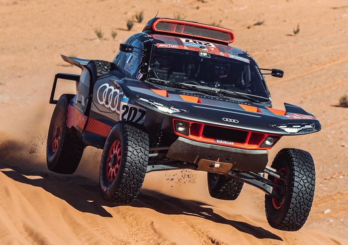 Carlos Sainz Sr. dalam salah satu aksinya pada Reli Dakar 2023 di Arab Saudi