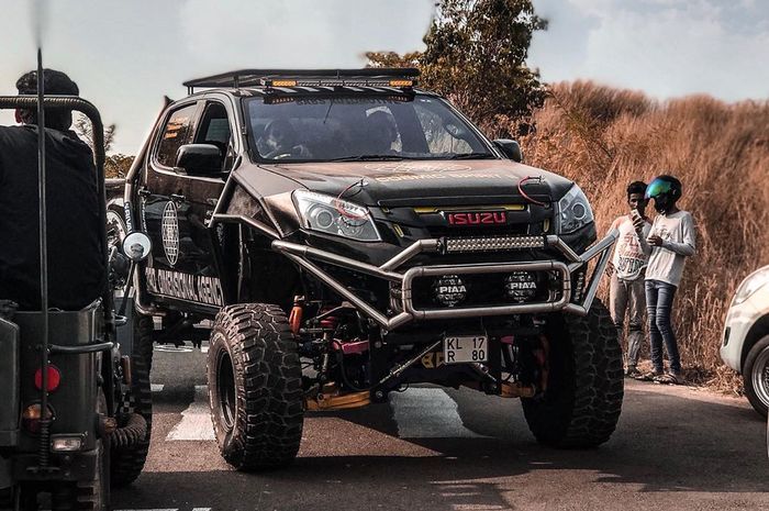 Modifikai Isuzu D-Max sangar berkaki-kaki jangkung