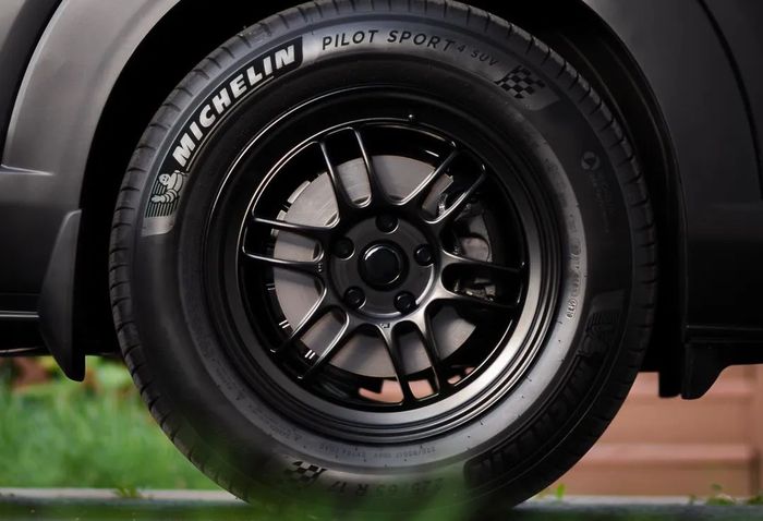 Modifikasi Mazda CX-30 ditopang pelek Enkei RPF1 ukuran 17x8 inci ET +45