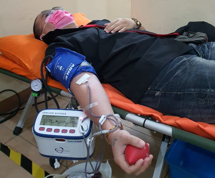 Anggota Honda ADV Indonesia Chapter Jakarta melakukan aksi donor darah