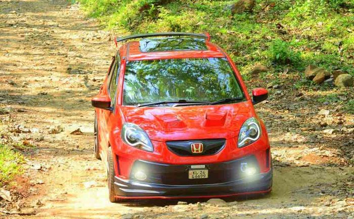 Atap Honda Brio ini juga ditambahkan dengan sunroof lansiran Webasto
