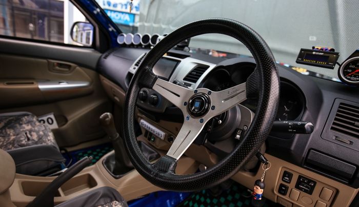 Tampilan kabin modifikasi Toyota Hilux bergaya racing