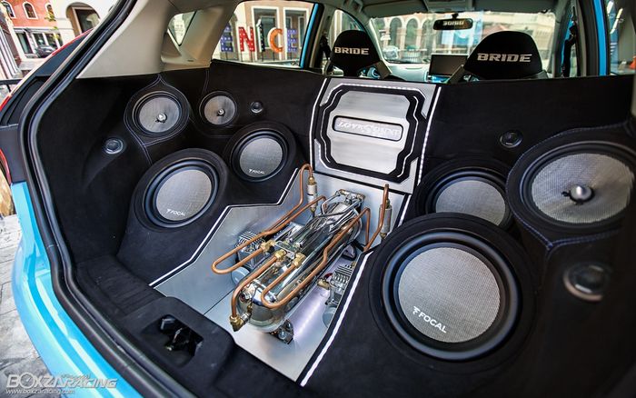 Sistem audio custom memenuhi kabin belakang Ford Fiesta