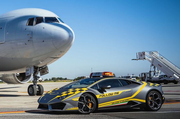 Lamborghini Huracan yang dimodif jadi follow me car