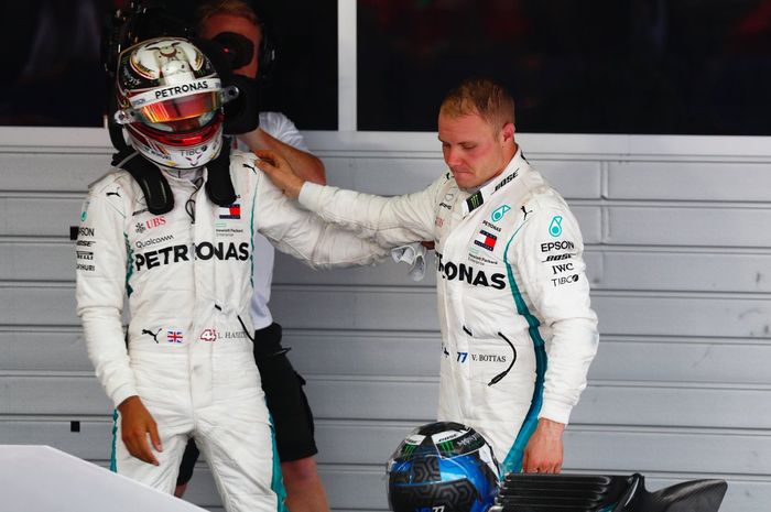 Lewis Hamilton menyapa rekan setimnya Valtteri Bottas usai finish di F1 Rusia