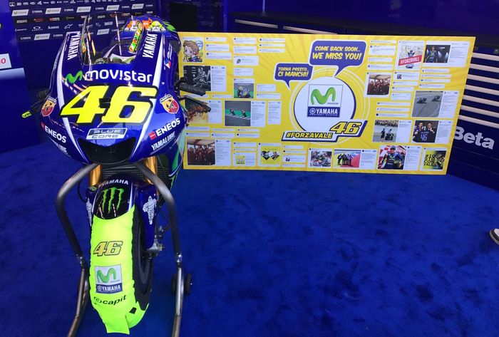 Tim Yamaha memajang motor M1 milik Valentino Rossi yang tidak bisa balapan saat di MotoGP San Marino