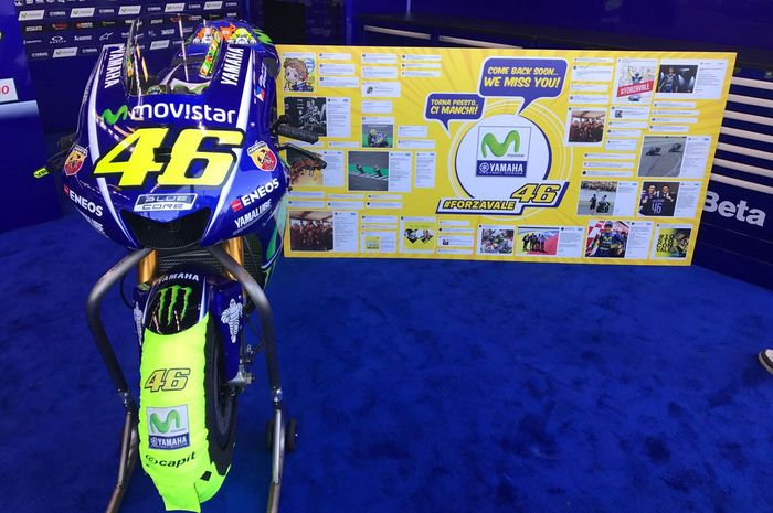 Tim Yamaha memajang motor M1 milik Valentino Rossi yang tidak bisa balapan saat di MotoGP San Marino 2017