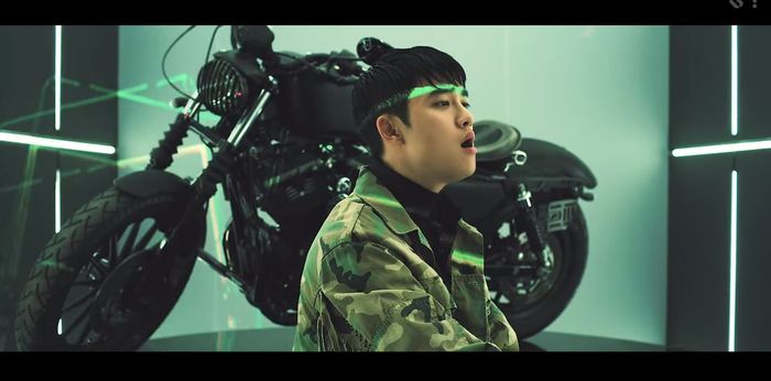 Harley-Davidson Sporster Iron 883 dalam mv EXO