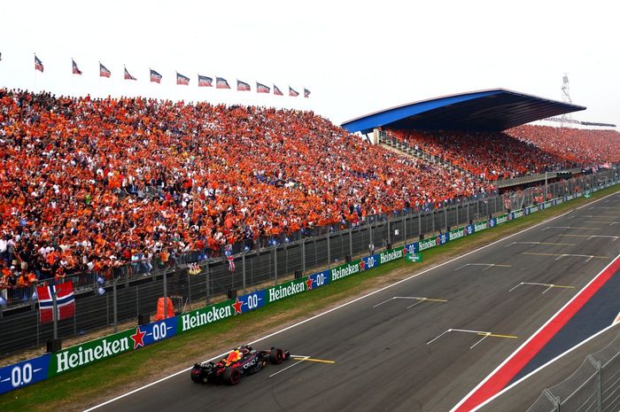 Penonton selalu memenuhi tribun Sirkuit Zandvoort tempat digelarnya balap F1 Belanda
