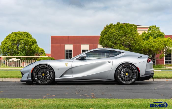 Ferrari 812 Superfast tampil lebih stylish dengan kelir abu-abu metalik