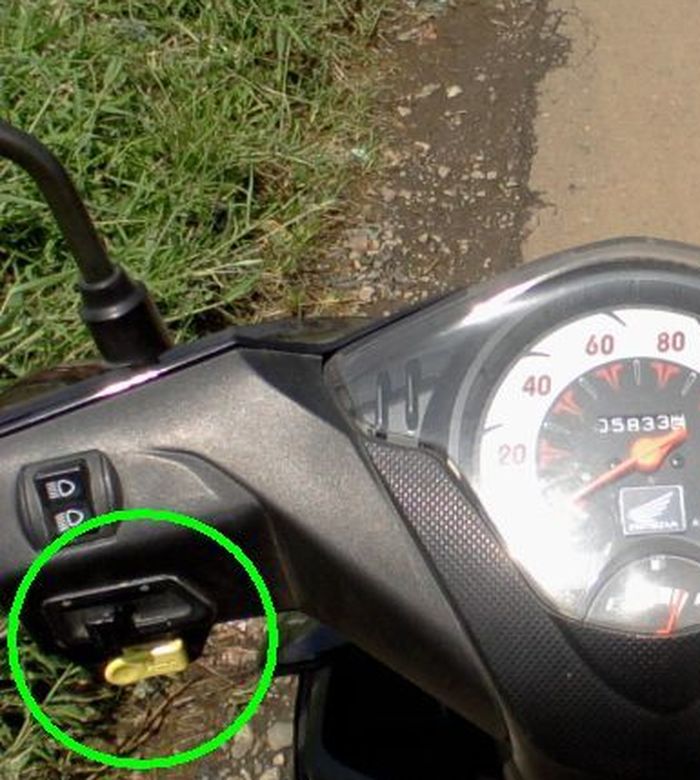 Panel Sein dan klakson Honda beat keluaran pertama, tombol sein masih ditengah 