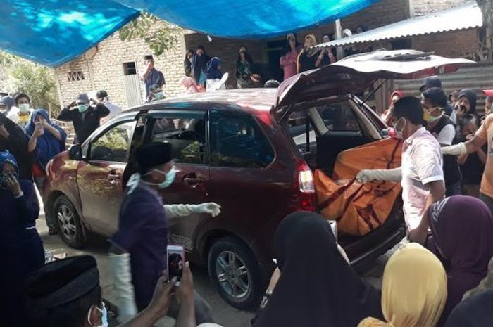 Tiga jenazah korban gempa Palu dipulangkan ke kampung halamannya di Desa Batukaropa, Kecamatan Rilau Ale, Bulukumba, Selasa (2/10/2018)