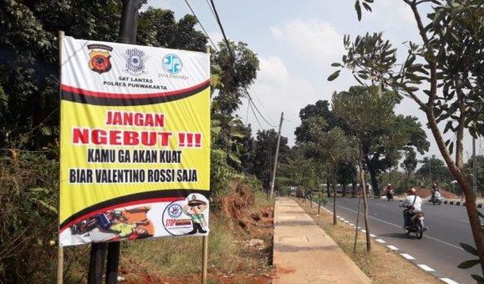 Banner unik larangan ngebut di Jalan Raya Bungursari, Desa Cibungur, Kabupaten Purwakarta.