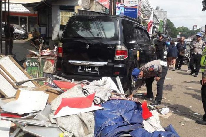 Suzuki APV terjang lapak pedagang dan 6  pejalan kaki