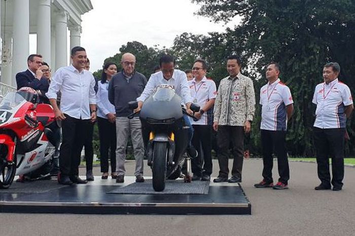 Presiden Joko Widodo sedang mencoba motor balap di Istana Bogor