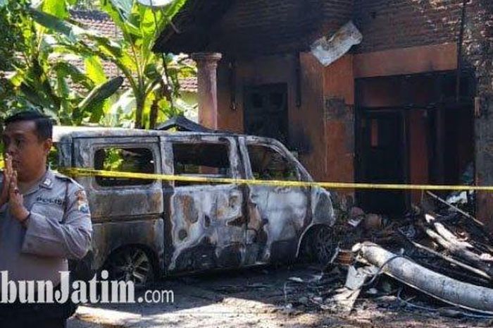 Daihatsu Luxio dilahap api yang membakar rumah hingga tinggal bangkai