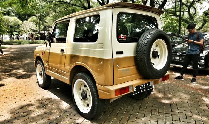 Pintu belakang Suzuki Katana dibuat model wiper