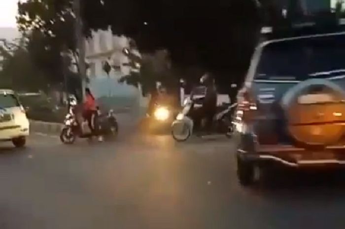 Pemotor kalang kabut melarikan diri