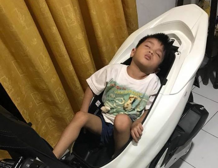Anak kecil tidur di dalam bagasi All New Honda PCX