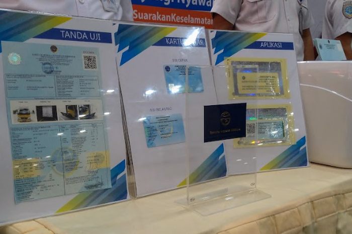 Contoh dokumen Bukti Lulus Uji Elektronik (BLUe) yang terdiri dari 1 Smart Card, 2 Sertifikat, dan 2 Stiker Hologram.