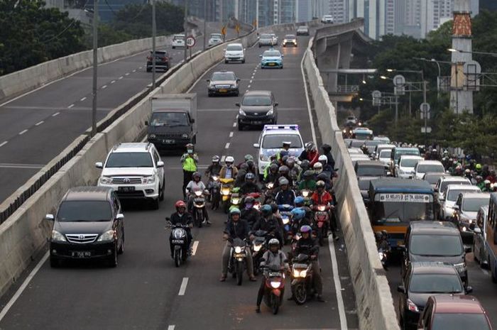 Ilustrasi penilangan motor di flyover casablanca