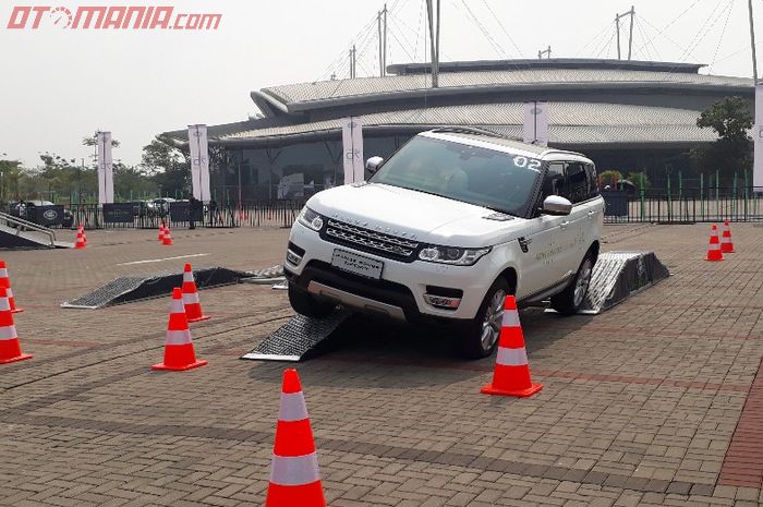 Range Rover Sport sedang melewati rintangan di Driving Experience Jaguar Land Rover