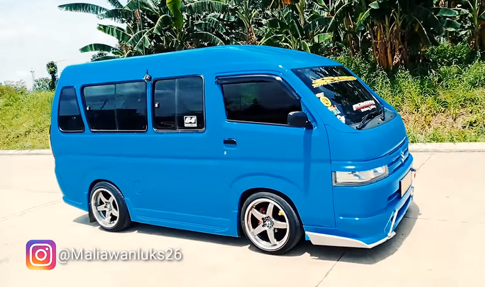 Angkot Suzuki Carry dengan tongkrongan kandas