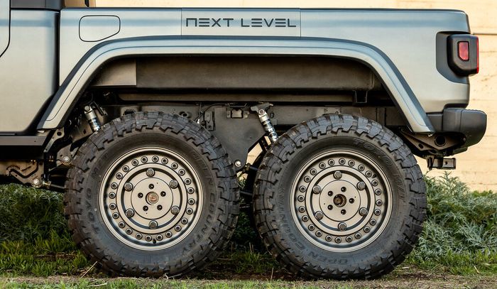Pelek Jeep Gladiator dipakai ukuran 20 inci dibalut ban tapak kasar