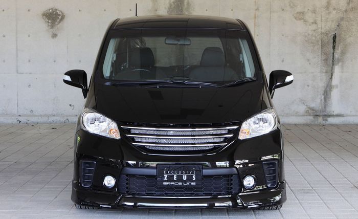 Tampilan depan modifikasi Honda Freed garapan M'z Speed