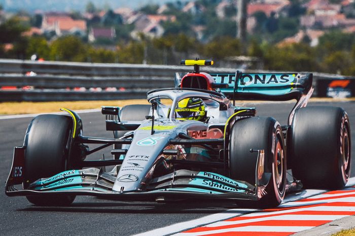 Juara F1 tujuh kali, Lewis Hamilton, bingung dengan penurunan performa Mercedes W13 di hari pertama F1 Hongaria 2022