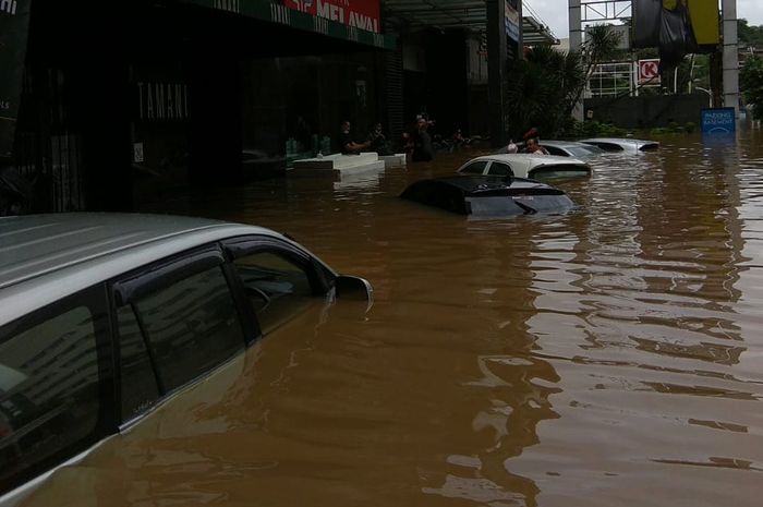 Dari hatchback sampai MPV, sederet mobil tenggelam akibat banjir di Jakarta