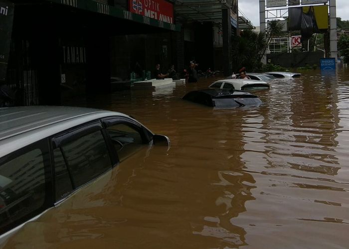 Dari hatchback sampai MPV, sederet mobil tenggelam akibat banjir di Jakarta