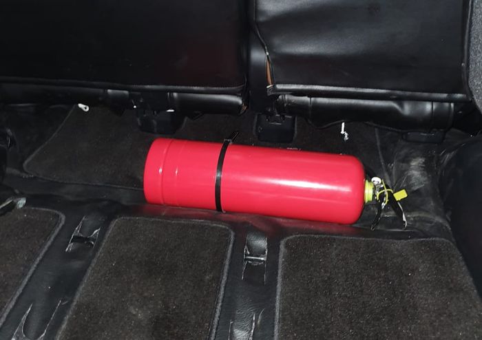 Ilustrasi. Meletakkan Alat Pemadam Api Ringan (APAR) di Dalam Mobil.