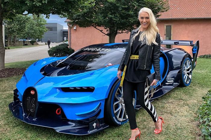 Supercar Blondie berfoto disebelah Bugatti Chiron