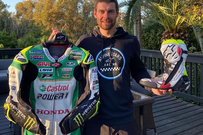 Cal Crutchlow memamerkan perlengkapan balap favoritnya di beberapa musim MotoGP terakhir. Pertama sepatu boot baru kemudian baju balap. Kok sepatu boot duluan sih?