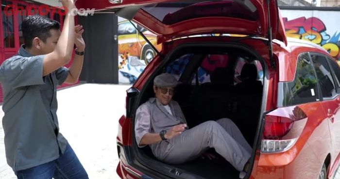 Andre Taulany mencoba sendiri luasnya bagasi New Honda Mobilio di ajang IOOF 2020