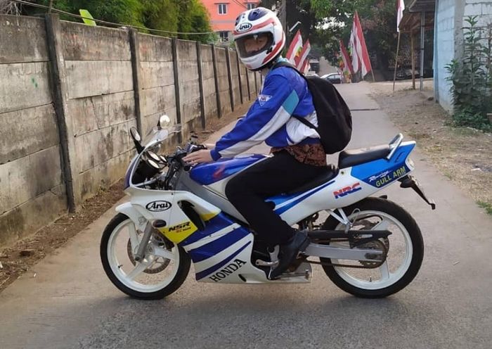 Outfit yang keren saat riding bareng Honda NSR 150
