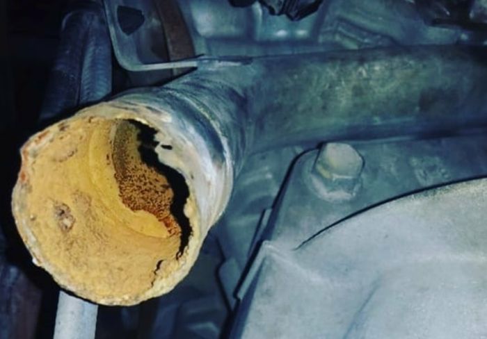 Ilustrasi pipe inlet water pump berkarat akibat pemakaian air biasa pada radiator