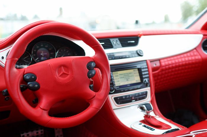 Ubahan kabin Mercedes-Benz CLS500 pakai lapisan warna merah