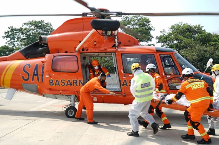Simulasi penyelamatan korban kecelakaan dengan menggunakan Helikopter