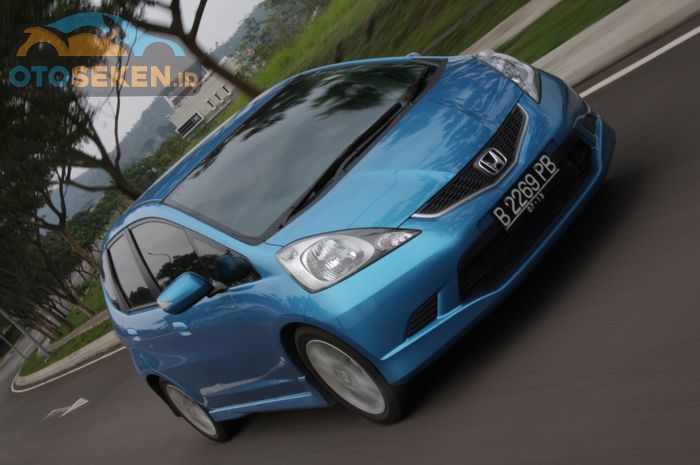 Ilustrasi Honda Jazz GE8 generasi kedua