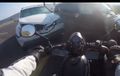 Biker Ini Mengerang Kesakitan Usai Tertabrak Mobil dan Tergencet 