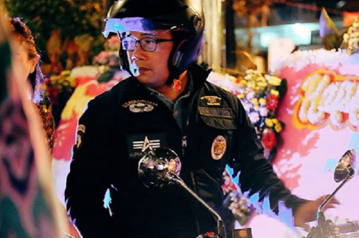 Ridwan Kamil dengan Royal Enfield Calssic di acara Anniversary Bikers Brotherhood 1% MC Indonesia