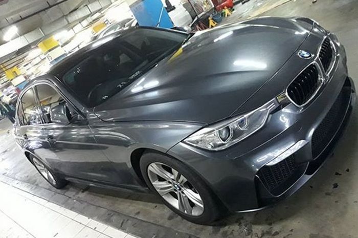 BMW seri 3 F30 tampil kalem dengan warna abu-abu premium