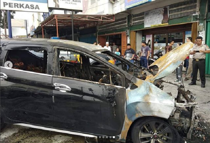 Mitsubishi Xpander terbakar di Pekanbaru