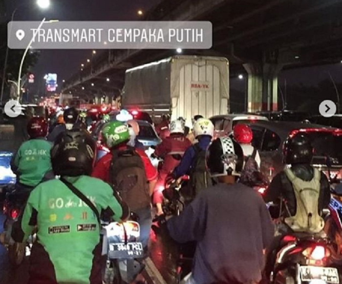 Usai hujan deras mengguyur Jakarta, banyak jalanan macet parah