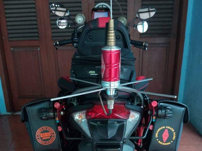 Terpasang perangkat radio komunikasi pada Honda Vario 125