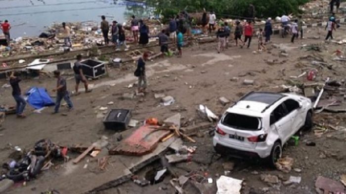 Motor dan mobil berserakan usai gempa bumi di Sulteng.