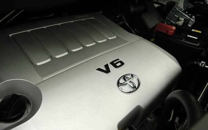 Mesin Toyota Alphard 2008 menawarkan dua pilihan meliputi 2.400 dan 3.000 cc