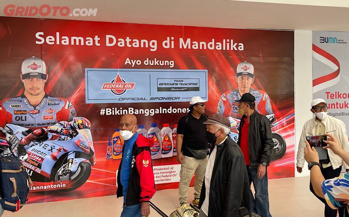 Salah satu dinding di Bandara Internasional Lombok dengan nuansa MotoGP Mandalika yang menjadi tempat untuk berfoto